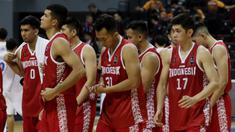 Para pebasket Indonesia saat melawan Thailand pada SEA Games 2019 di Mall Of Asia Arena, Manila, Filipina, Rabu (4/12). Indonesia kalah 76-98 dari Thailand. (Bola.com/M Iqbal Ichsan)