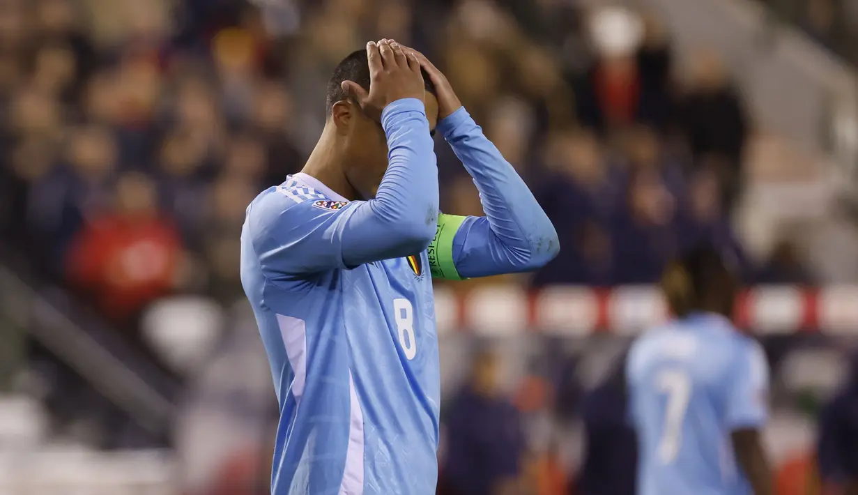 Ekspresi kecewa pemain Belgia, Youri Tielemans setelah gagal mencetak gol melalui tendangan penalti ke gawang Prancis pada laga lanjutan UEFA Nations League A grup 2 yang berlangsung di King Baudouin stadium, Brussels, Belgia, Selasa (15/10/2024) dini hari WIB. (AP Photo/Geert Vanden Wijngaert)