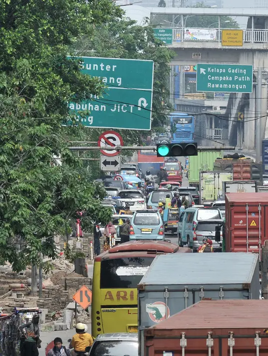 <p>Penumpukan kendaraan di Jalan Yos Sudarso arah Cawang di pintu Tol Kebon Bawang, Tanjung Priok, Jakarta, Kamis (12/7). Kemacetan panjang kendaraan yang didominasi truk kontainer jadi pemandangan rutin di Tanjung Priok. (Merdeka.com/Iqbal S. Nugroho)</p>