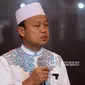 Ustadz Das'ad Latif tak kuasa menahan air matanya saat bercerita tentang perjuangan menimba ilmunya. (YouTube Das'ad Latif)