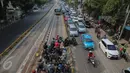 Sejumlah pemotor menerobos pembatas saat razia sterilisasi jalur Transjakarta di Jalan Buncit Raya, Mampang, Jakarta, Jumat (25/9/2015). Setiap harinya banyak pemotor yang nekat memasuki lajur busway yang semestinya steril. (Liputan6.com/Faizal Fanani)