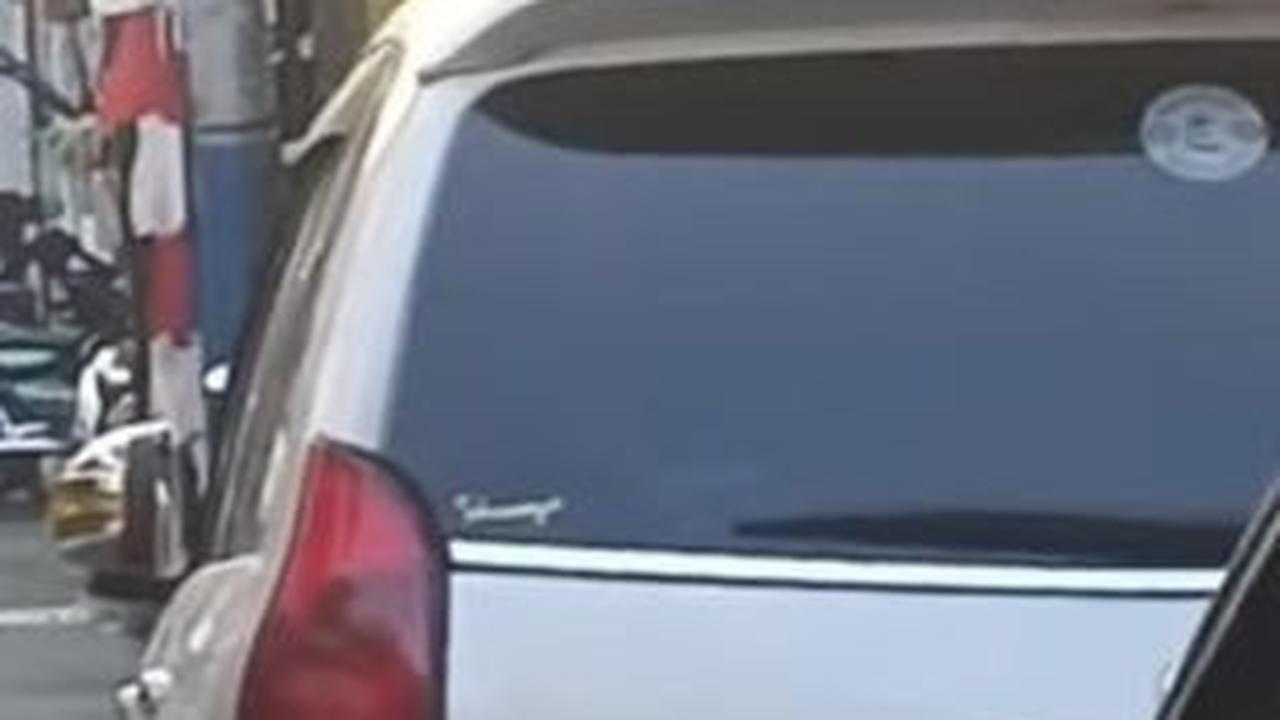 Wanita Ini 'Sarkasme' Viralkan Banyak Mobil Parkir di Pinggiran Jalan Sempit, ada Banner Menyindir Isinya begitu Menohok