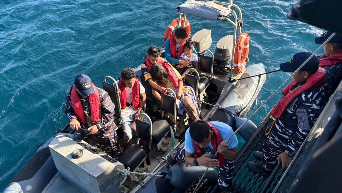 FOTO: TNI AL Evakuasi Korban Kecelakaan Kapal di Perairan Pulau Talise