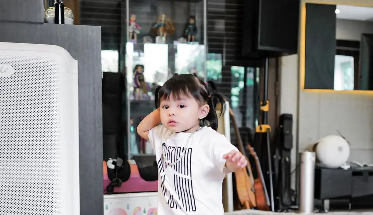 Bukan kali pertama, Ameena juga pernah terlihat swag dengan outfit monokrom [@ameenatta]