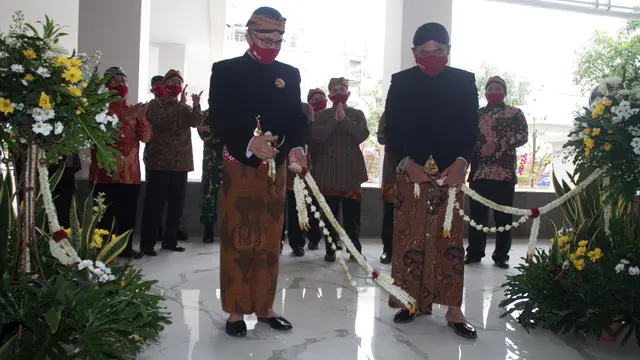 Ketua Dewan Komisioner OJK Wimboh Santoso meresmikan Kantor OJK Solo yang dilakukan dengan protokol kesehatan