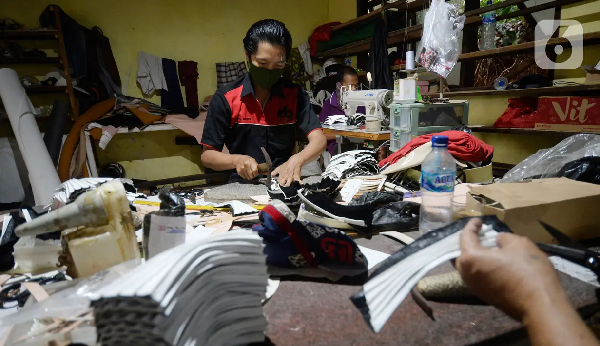 Pekerja sedang menyelesaikan produksi home industri sepatu wanita pesanan pembeli di Pamulang, Tangerang Selatan, Banten,  Rabu (14/10/2020). Sepatu wanita berbagai jenis tersebut dijual dengan harga Rp 140 ribu hingga Rp 190 ribu. (merdeka.com/Dwi Narwoko)
