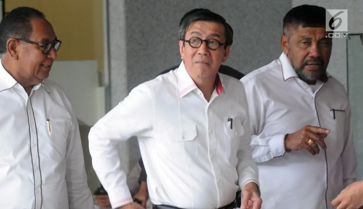 Ekspresi Menkumham Yasonna Hamonangan Laoly usai menjalani pemeriksaan sebagai saksi dua tersangka Irvanto Hendra Pambudi Cahyo dan mantan bos PT. Gunung Agung, Made Oka Masagung di gedung KPK, Jakarta, Senin (2/7). (Merdeka.com/Dwi Narwoko)