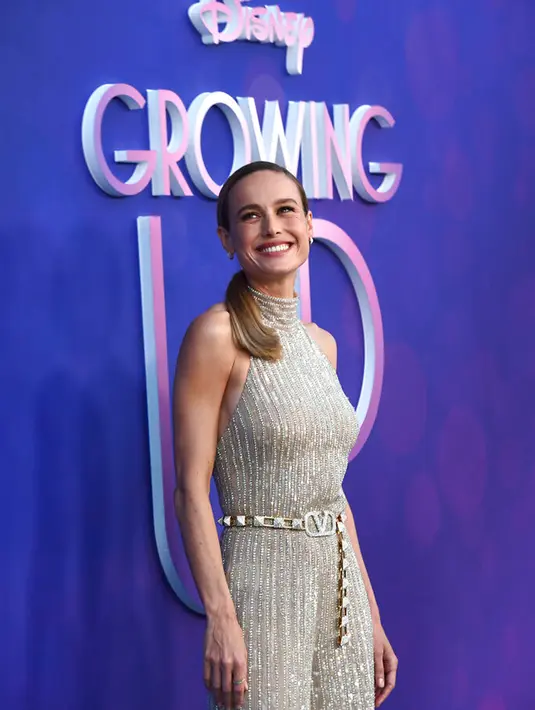<p>Produser eksekutif dan sutradara Brie Larson tiba pada pemutaran perdana 'Growing Up' di NeuHouse, Los Angeles, Amerika Serikat, 7 September 2022. Rambut pirang keemasannya diluruskan dengan cermat sebelum ditata dengan kuncir kuda rendah yang ramping. (Photo by Jordan Strauss/Invision/AP)</p>