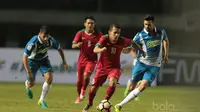 Aksi Egy Maulana melewati adangan pemain Espanyol B pada laga persahabatan di Stadion GBLA, Bandung, (15/7/2017). (Bola.com/Nicklas Hanoatubun)