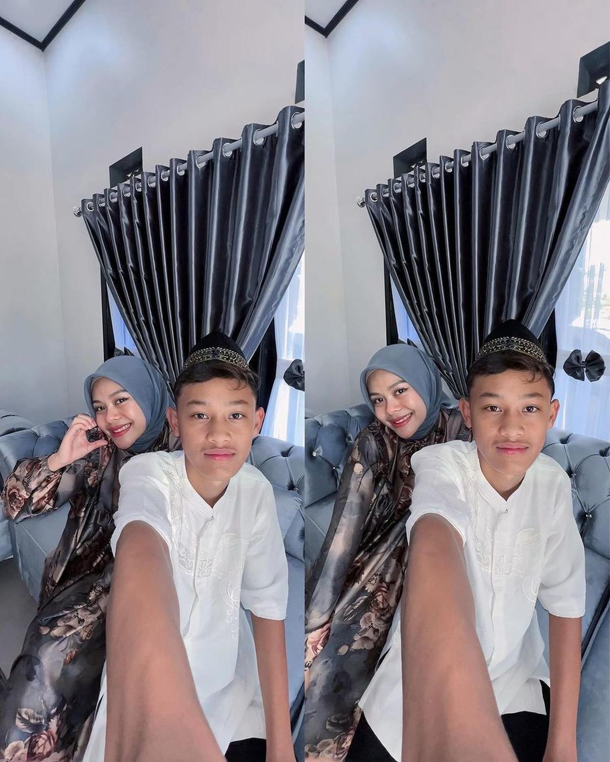 Bersama Adik Laki-Laki
