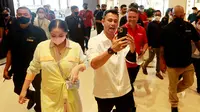 Michael Owen bersama Raffi Ahmad di Hotel Fairmount, Jakarta, Sabtu (20/8/2022). (Bola.com/Muhammad Iqbal Ichsan)