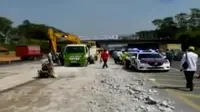 Gubernur Ganjar Pranowo mengakui pemerintah tidak bisa menyelesaikan seluruhnya perbaikan jalan di Jawa Tengah.