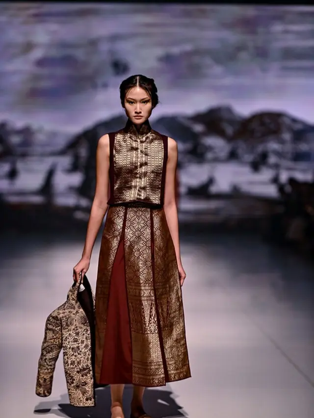 KRATON Auguste Soesastro Bawa Koleksi “Made in The World” ke Dewi Fashion Knights 2025: Rayakan Perpaduan Budaya Dunia dalam Sentuhan Indone