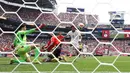 Bola umpan silang Thomas Meunier terkena kaki Hany yang tengah melakukan pengawalan ketat terhadap Lukaku. (AFP/Getty Images/Alex Grimm)