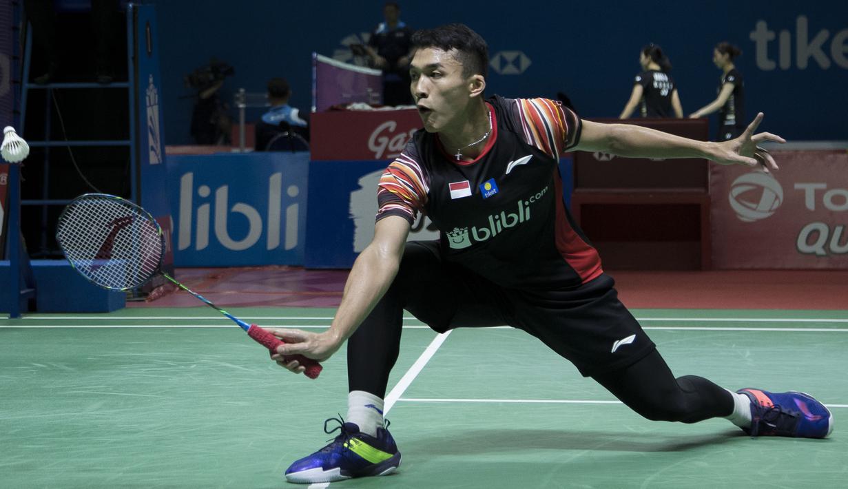 Tunggal putra Indonesia, Jonatan Christie, berusaha mengembalikan kok saat melawan Chou Tien Chen pada laga Indonesia Open 2019 di Istora Senayan, Jakarta, Jumat (19/7). Jojo kalah 21-16, 18-21 dan 14-21. (Bola.com/Peksi Cahyo)