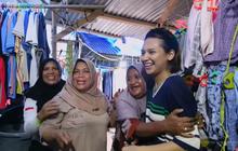 Potret Indah Permatasari Thrifting Baju di Kampung Halaman Arie Kriting, Ramai Jadi Sorotan Sampai Dipeluk Ibu-ibu
