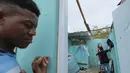 Atap rumah hilang akibat badai Fiona yang melanda kawasan berpenghasilan rendah Kosovo di Veron de Punta Cana, Republik Dominika (19/9/2022). (AP Photo/Ricardo Hernandez)