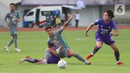 Bermain di markas Persita Tangerang, Bajul Ijo selamat dari kekalahan setelah Paulo Henrique mencetak gol penyeimbang di menit ke-76. (Bola.com/M Iqbal Ichsan)