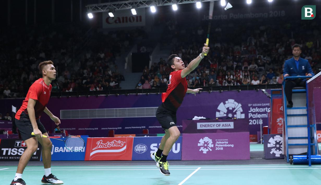 Pasangan Indonesia, Fajar Alfian/M Rian Ardianto, saat melawan wakil India, Manu Attri/Sumeeth Reddy Buss pada bulutangkis beregu Asian Games di Istora, Jakarta, Senin (20/8/2018). Fajar/Rian menang 21-14 dan 21-18. (Liputan6.com/Helmi Fithriansyah)