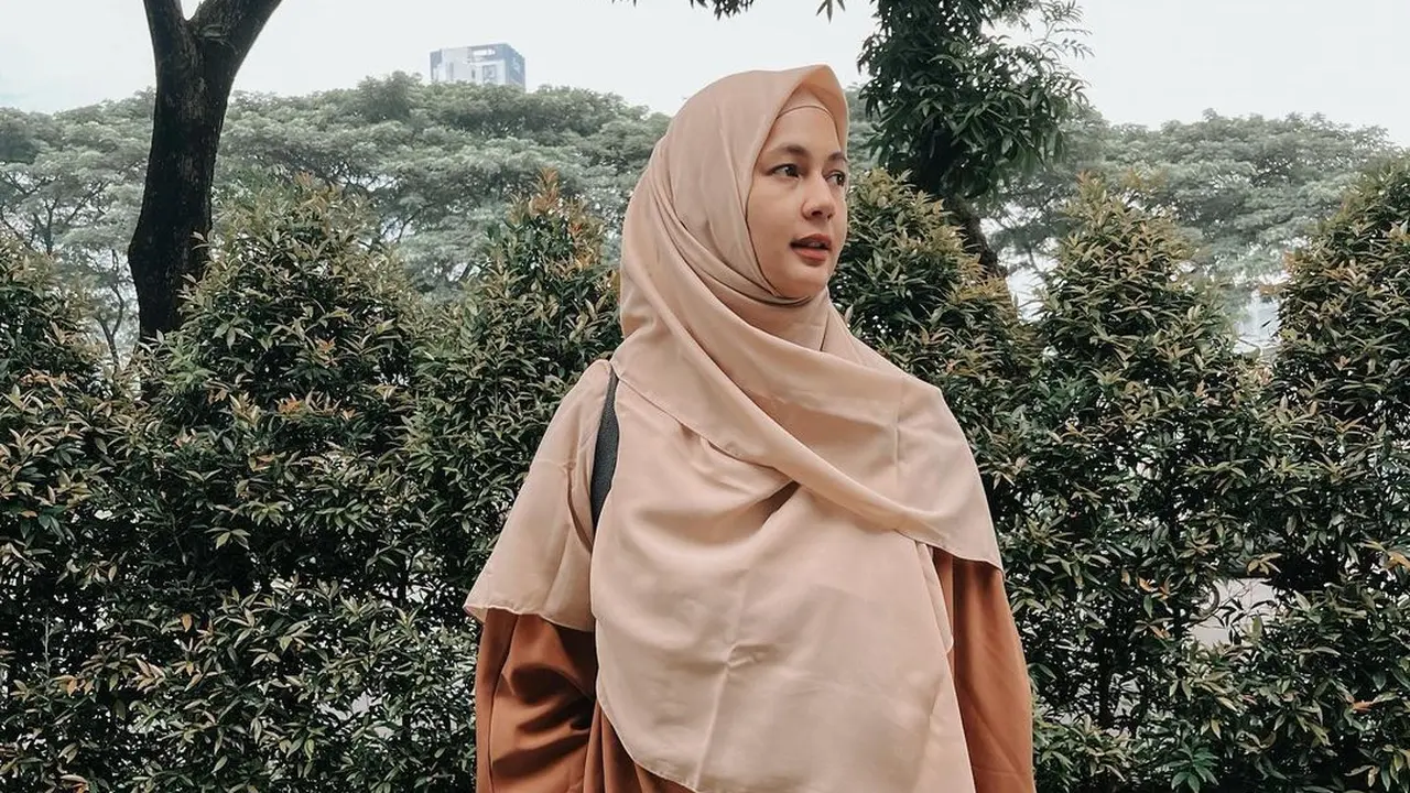 Paula Verhoven tampil cantik berhijab