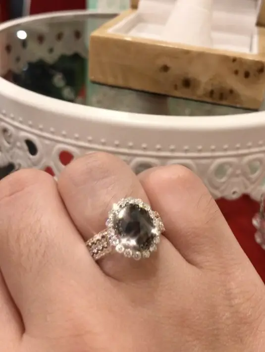 "Surprise tiada berhenti yaahh judulnya Bahagia Tiada Akhir 😍❤️ Black Diamond dari suamiii akuu @stefannwilliam 😍😍 Wanita Terbahagiaaaa 💃👸," tulis Celine. (Instagram/celine_evangelista)