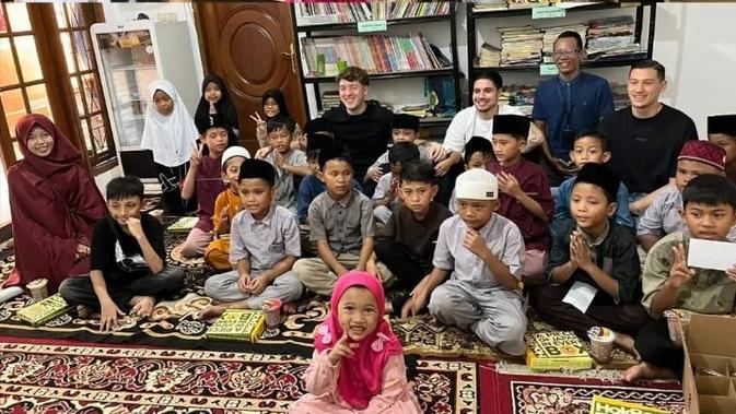 Momen 3 Pemain Timnas Indonesia, Kevin Diks, Jay Idzes, dan Ole Romeny di Panti Asuhan. (Dok Panti Yatim Aksi Nyata)