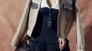 Dress tanpa lengan tersebut dibalut jaket rajut berkantung dalam warna beige dan hitam [@nikitawillyofficial94]