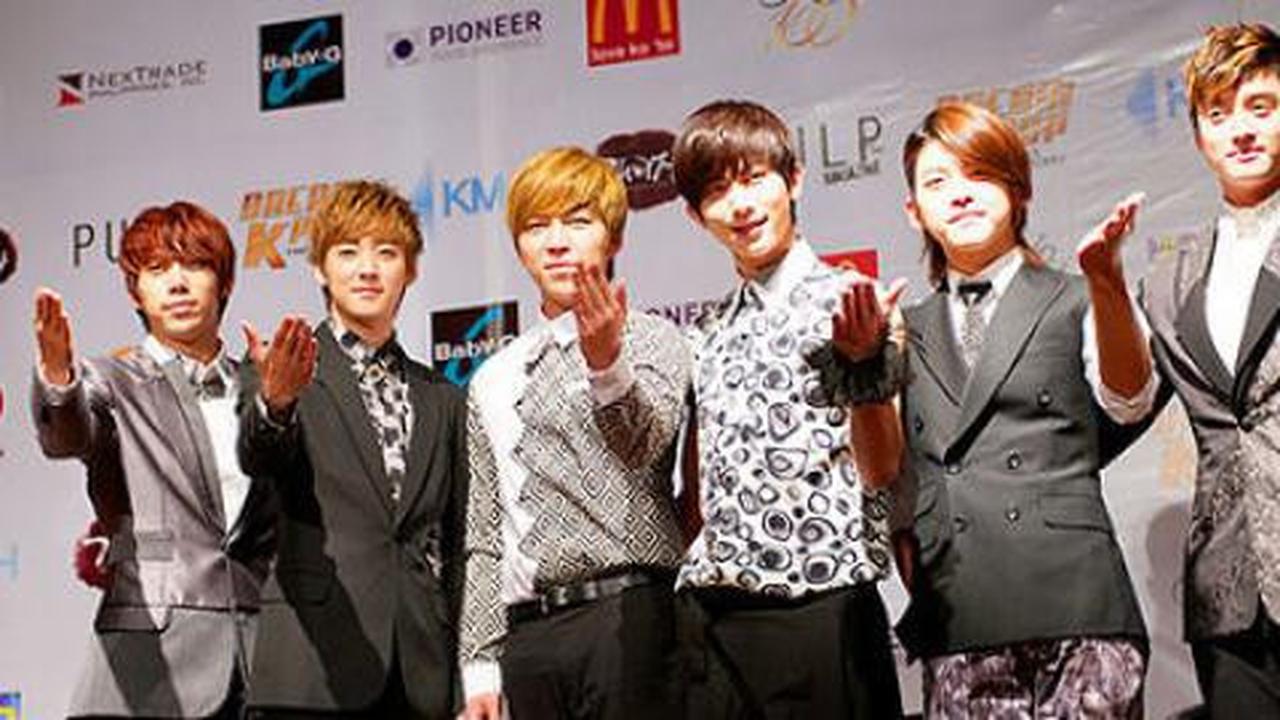 Member U-KISS lelang album dan kaos untuk banjir Jakarta