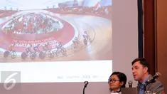Director COX, Richard melakukan presentasi rancang konsep desain di Jakarta, Rabu (25/5/2016). PT Jakarta Propertindo resmi menggandeng ES Global untuk membangun ulang Stadion Balap Sepeda Velodrome Rawamangun. (Liputan6.com/Helmi Fithriansyah)