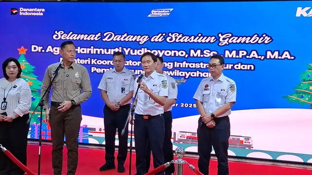 Menko Bidang Infrastruktur dan Pembangunan Kewilayahan, Agus Harimurti Yudhoyono (AHY) meninjau Stasiun Gambir, Jakarta, Selasa (23/12/2025). (Foto: Liputan6.com/Arief RH)
