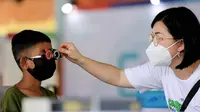 Seorang anak memeriksa mata pada acara Kampanye “Care for Life” yang digagas Bosch Automotive Aftermarket (AA) bersama JEC di Jakarta, Minggu (16/10/2022). (Liputan6.com)