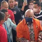 Irjen Teddy Minahasa bersama enam tersangka lainnya kasus penyalahgunaan narkoba tiba di Kejaksaan Negeri (Kejari) Jakarta Barat, Rabu (11/1/2023). (Merdeka.com/Rahmat Baihaqi)