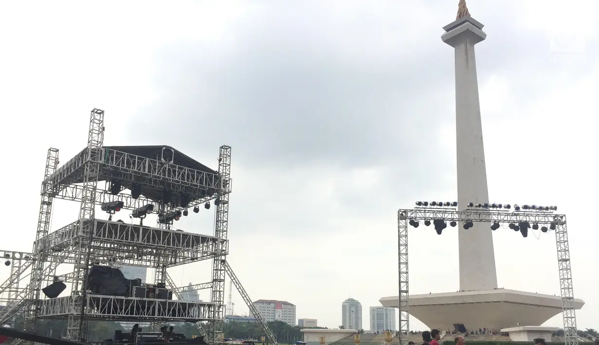 Sebuah panggung hiburan yang akan digunakan untuk perayaan malam Tahun Baru di Monas, Jakarta, Sabtu (30/12). Di panggung itu akan tampil sejumlah artis dengan persembahan aneka hiburan untuk menyambut tahun baru 2018. (Liputan6.com/Immanuel Antonius)