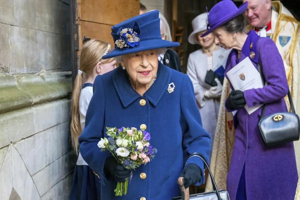Ratu Inggris Elizabeth II menghadiri acara jelangThanksgiving untuk menandai 100 tahun Royal British Legion di Westminster Abbey, di London, Selasa, 12 Oktober 2021. (Arthur Edwards/Pool Photo melalui AP)