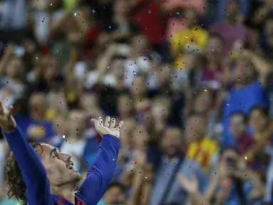 Penyerang Barcelona, Antoine Griezmann berselebrasi usai mencetak gol ke gawang Real Betis pada pertandingan La Liga Spanyol di stadion Camp Nou (25/8/2019). Griezmann mencetak dua gol di pertandingan ini dan mengantar Barcelona menang 5-2 atas Betis. (AP Photo/Joan Monfort)