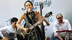 Aktris dan juga penyanyi Maudy Ayunda tampil saat merilis single terbarunya berjudul 'Jakarta Ramai’ di Jakarta, Jumat (8/1). Lagu tersebut terisnpirasi dari pengalaman Maudy yang harus menjalani proses magang di Jakarta. (Liputan6.com/Immanuel Antonius) 