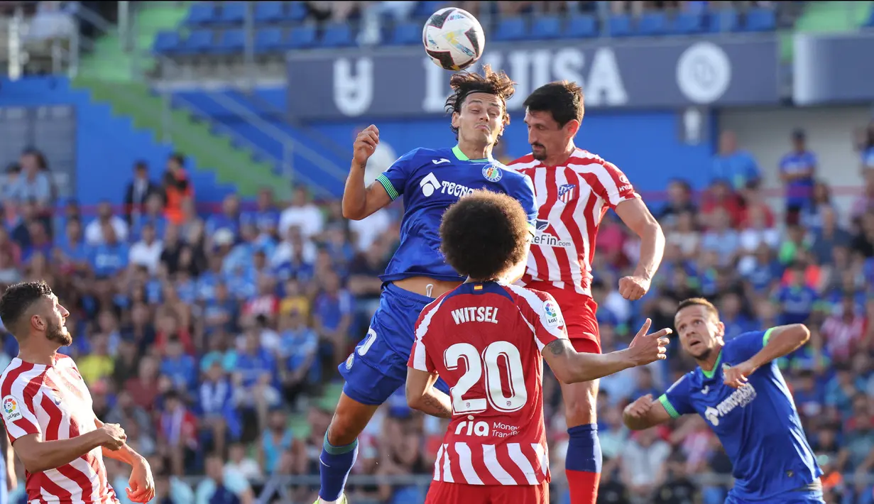 Pemain Getafe Enes Unal (kiri atas) berebut sundulan dengan pemain Atletico Madrid Stefan Savic pada pertandingan sepak bola Liga Spanyol di Stadion Alfonso Perez Coliseum, Getafe, Spanyol, 15 Agustus 2022. Atletico Madrid menang 3-0. (Thomas COEX/AFP)