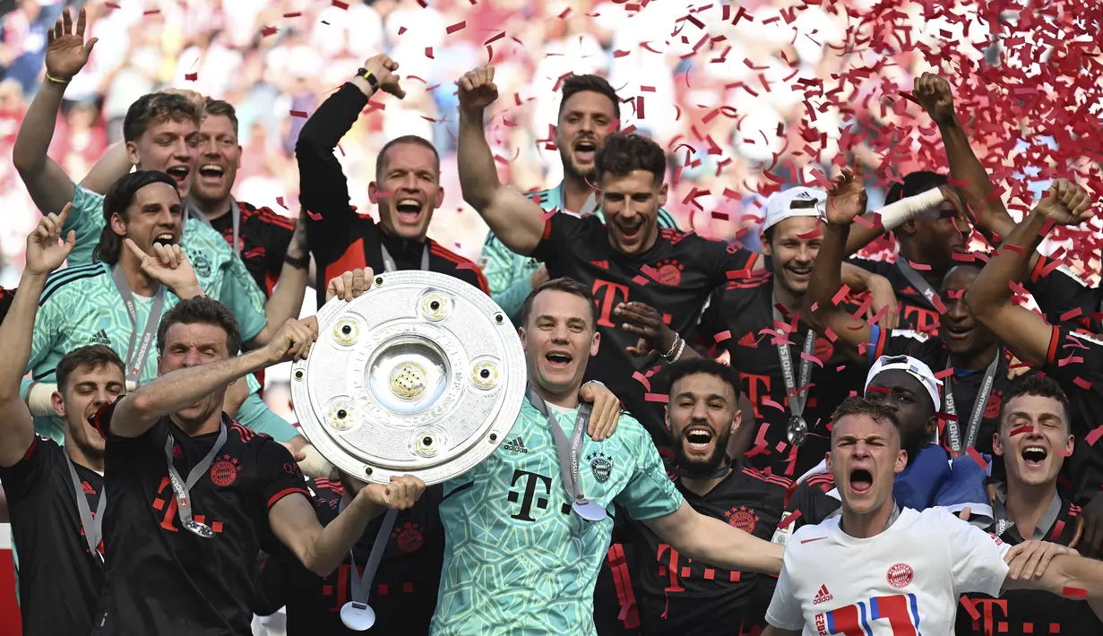 Selebrasi para pemain Bayern Munchen dengan trofi Liga Jerman 2022/2023 setelah berakhirnya laga pekan terakhir menghadapi FC Cologne di Cologne, Jerman (27/5/2023). Kemenangan 2-1 atas FC Cologne memastikan Bayern Munchen merebut gelar Liga Jerman 2022/2023. (AP Photo/Matthias Schrader)