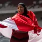 Pelari Indonesia, Tiarani Karisma Evi melakukan selebrasi usai meraih medali emas Asian Para Games cabang atletik nomor lari 100 meter T42 / T63 di SUGBK, Jakarta, Rabu (10/10). Evi mencatatkan waktu 14,98 detik. (Bola.com/Vitalis Yogi Trisna)