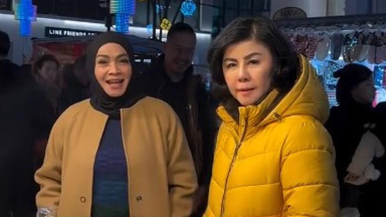 Duo Nenek Kece, Potret Rieta Amilia & Desiree Tarigan Liburan Bareng ke Korea - Berburu Aneka Jajanan Lezat