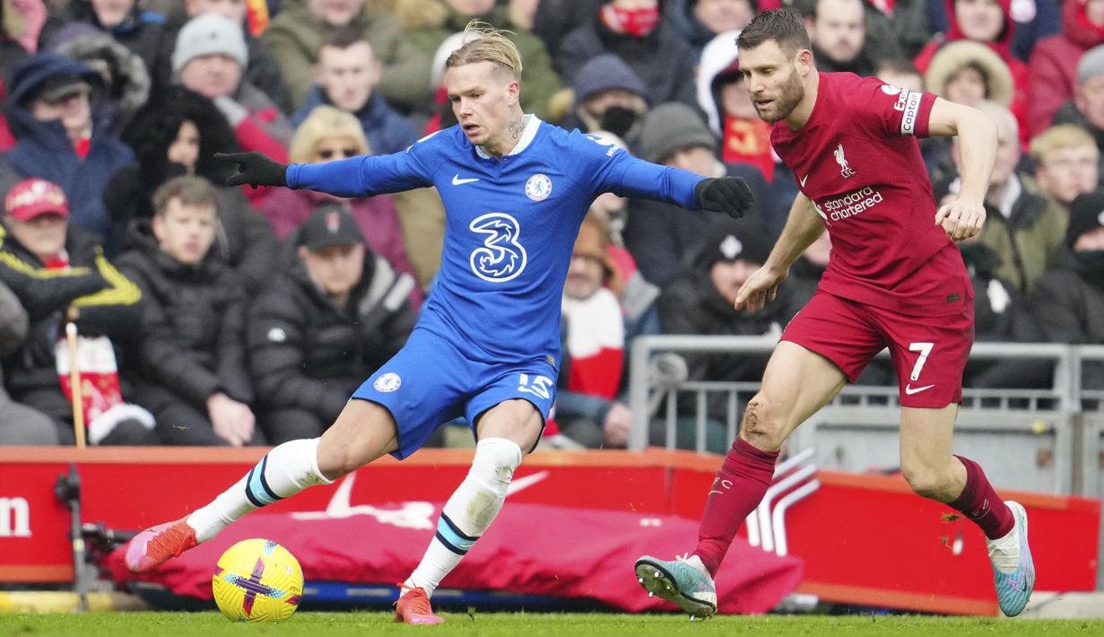 Pemain Chelsea, Mykhailo Mudryk (kiri) mengontrol bola dibayangi pemain Liverpool, James Milner saat laga di pekan ke-21 Premier League 2022/2023 antara Liverpool melawan Chelsea yang berlangsung di Anfield, Sabtu (21/1/2023). Mudryk mampu mencatatkan satu peluang emas ke gawang Liverpool. (AP Photo/Jon Super)