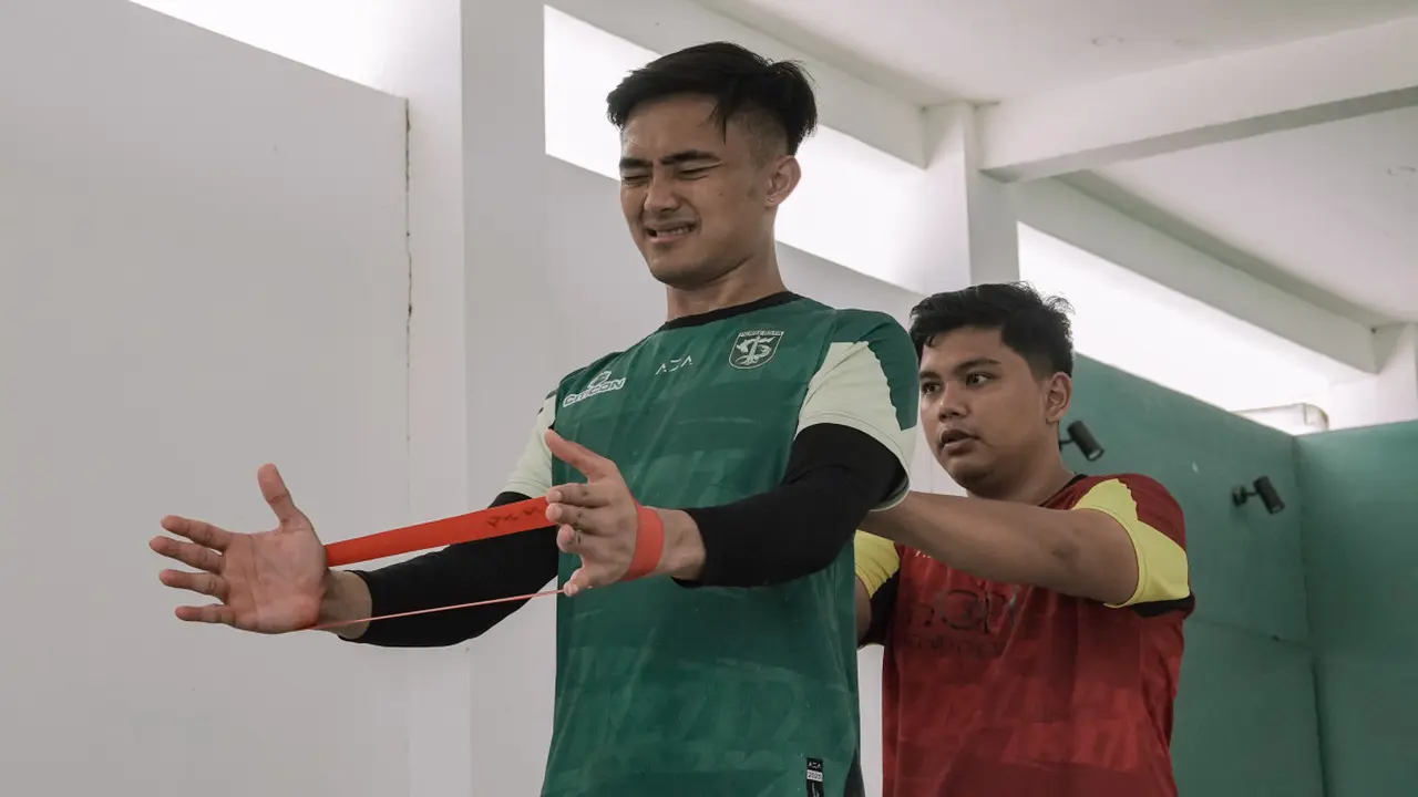 Kiper Persebaya Ernando Ari mulai latihan ringan. (Foto: persebaya.id)