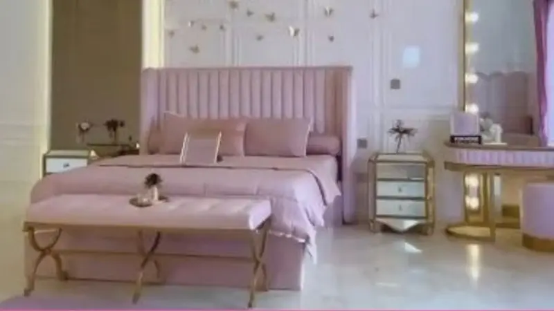 Kamar Amora Lemos yang serba merah muda
