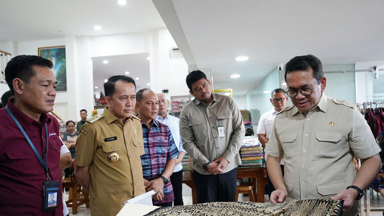 Mendag Meninjau UMKM Galeri Ulos Sianipar