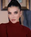 Dengan rambut sleek yang ditata rapi dalam gaya kuncir kuda tinggi, riasan Tasya tampak makin menonjol. [@tasyafarasya].