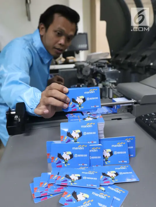 Karyawan merapihkan e-Money edisi Asian Para Games 2018 di unit produksi kartu, Jakarta, Rabu (3/10). Dibuatnya e-Money ini sebagai bentuk dukungan pada atlet-atlet disabilitas dari 43 negara yang akan berlaga 6-13 Oktober. (Liputan6.com/Angga Yuniar)