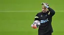 Penjaga gawang Manchester City Ederson menjalani sesi latihan di tempat latihan Manchester City di Manchester, Inggris, 13 Maret 2023. Manchester City akan menghadapi RB Leipzig pada pertandingan sepak bola leg kedua babak 16 besar Liga Champions. (Paul ELLIS/AFP)