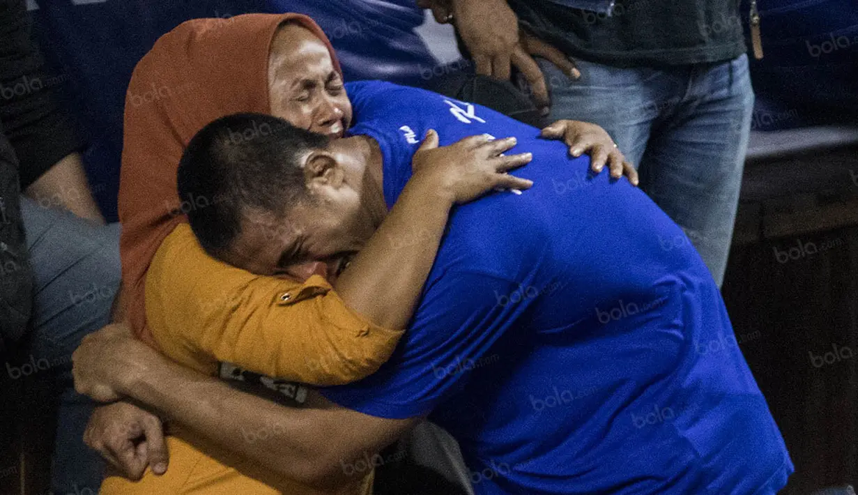 Usai menang, Rudi Suandi langsung menghampiri sang ibunda untuk memeluk dan akhirnya mereka berdua menangis bahagia. (Bola.com/Vitalis Yogi Trisna)