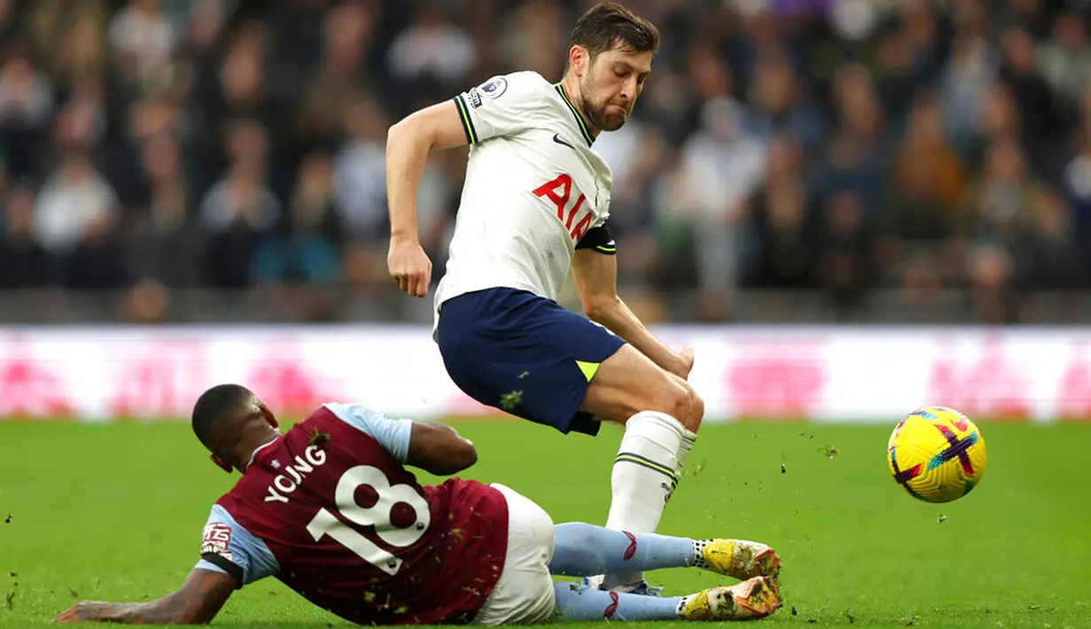 Pemain Aston Villa Ashley Young (bawah) mencoba menjegal pemain Tottenham Hotspur Ben Davies pada pertandingan sepak bola Liga Inggris di Stadion Tottenham Hotspur, London, 1 Januari 2023. Aston Villa mempermalukan Tottenham Hotspur dengan skor 2-0. (AP Photo/Ian Walton)