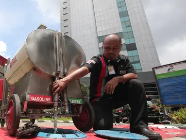 Petugas memasukan BBM ke tangki saat pengecekan tera meter BBM di SPBU Abdul Muis Jakarta, Rabu (17/2). Pengecekan tersebut untuk mengetahui agar tidak ada kecurangan dan memastikan takaran yang pas bagi para pengguna BBM. (Liputan6.com/Angga Yuniar)